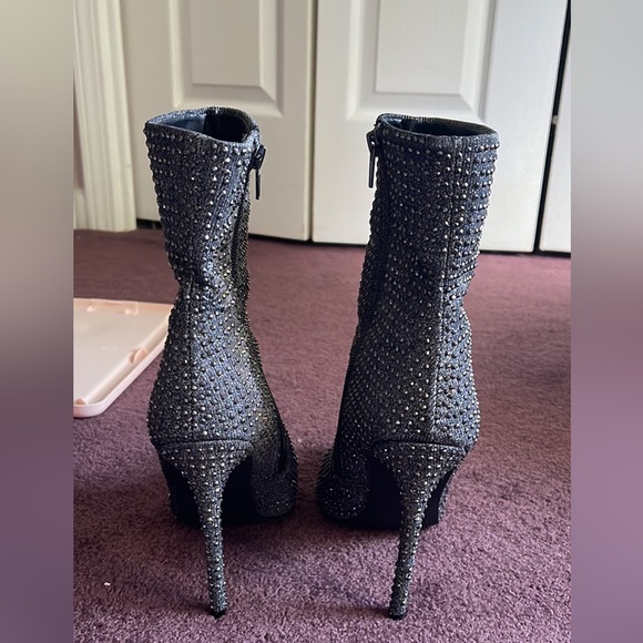 Size 8 Steve Madden bootie heels - Picture 3 of 4